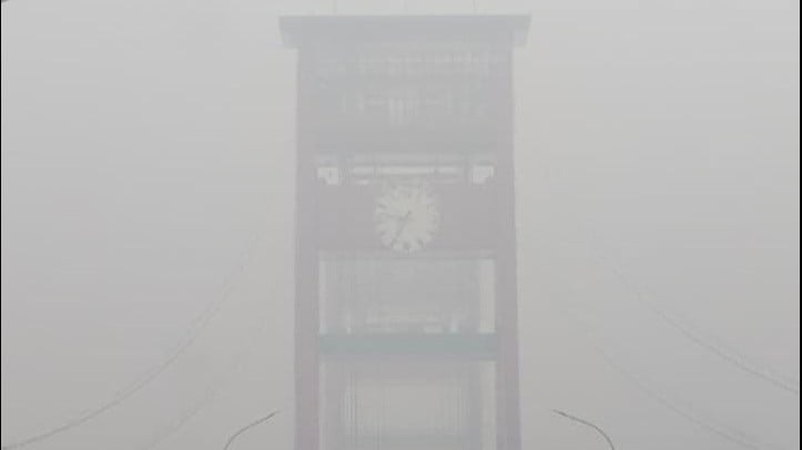 Jembatan Ampera Kota Palembang saat tertutup kabut asap di pagi hari.