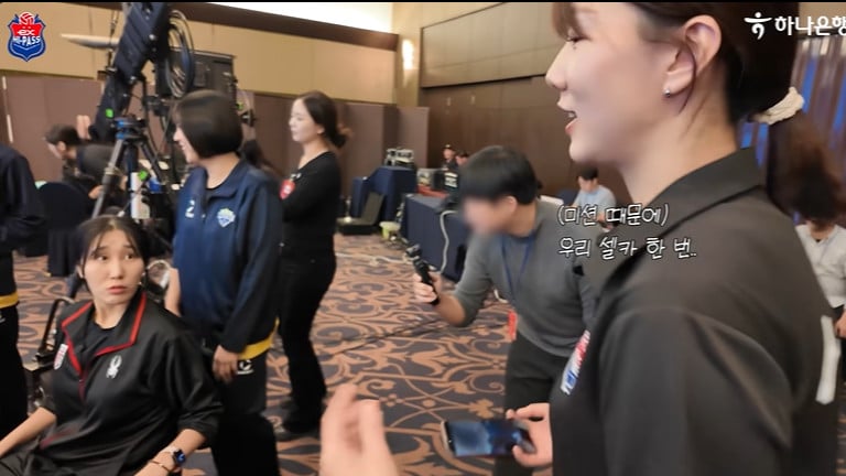 Kang So-hwi saat minta izin ke Yeum Hye-seon untuk foto bareng Megawati Hangestri