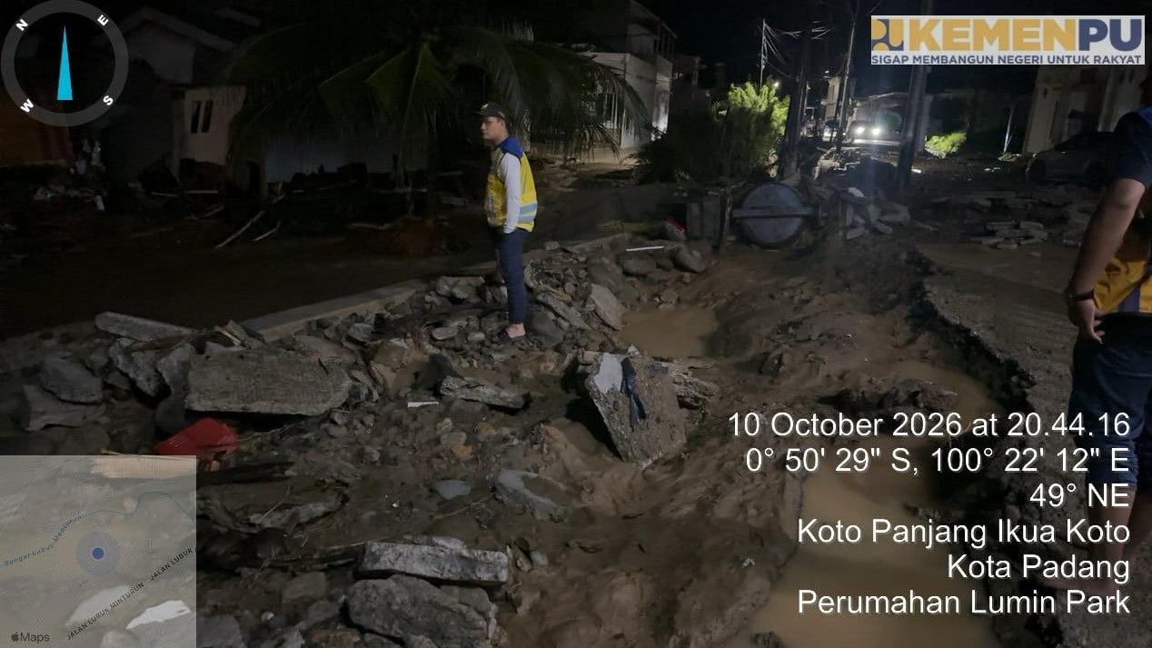 Petugas dari Kementerian Pekerjaan Umum (PU) menangani wilayah terdampak banjir di Kota Padang, Sumatera Barat