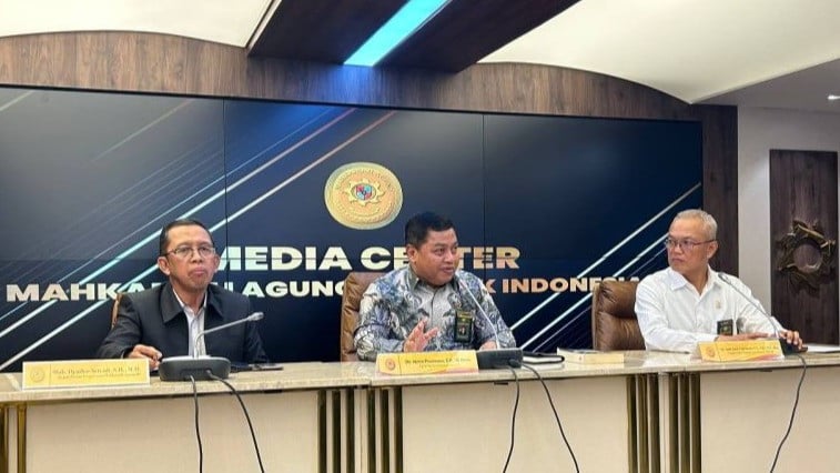 Kepala Badan Pengawasan Mahkamah Agung (MA) Muh. Djauhar Setyadi (tengah) memberikan keterangan dalam konferensi pers di Gedung Mahkaman Agung (MA), Jakarta, Senin (12/10/2026).