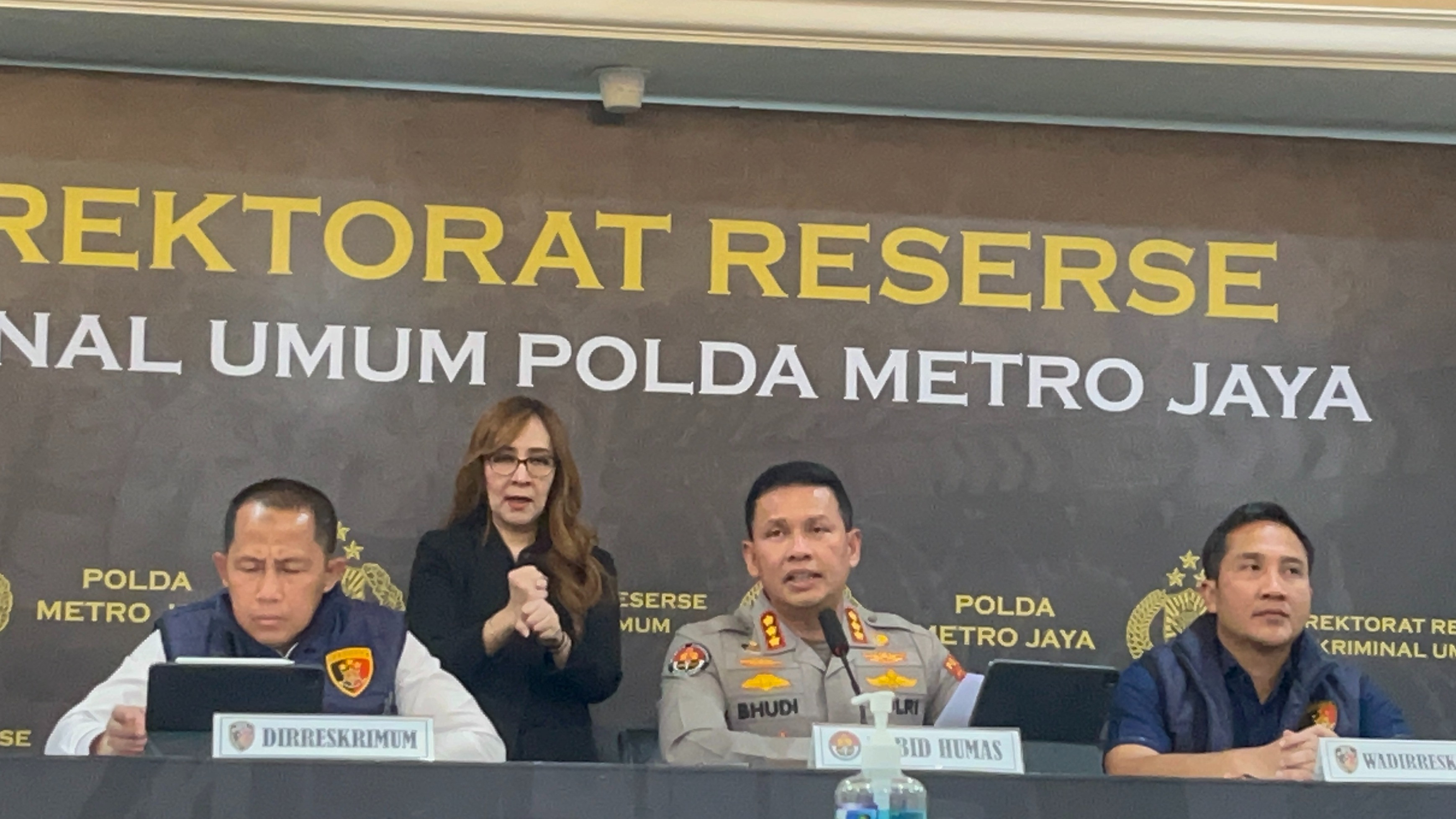 Kabid Humas Polda Metro Jaya, Kombes Pol Budi Hermanto mengungkapkan, laporan pertama yang dilayangkan yakni penyebaran informasi elektronik melalui akun Instagram, pada Minggu (11/10/2026).