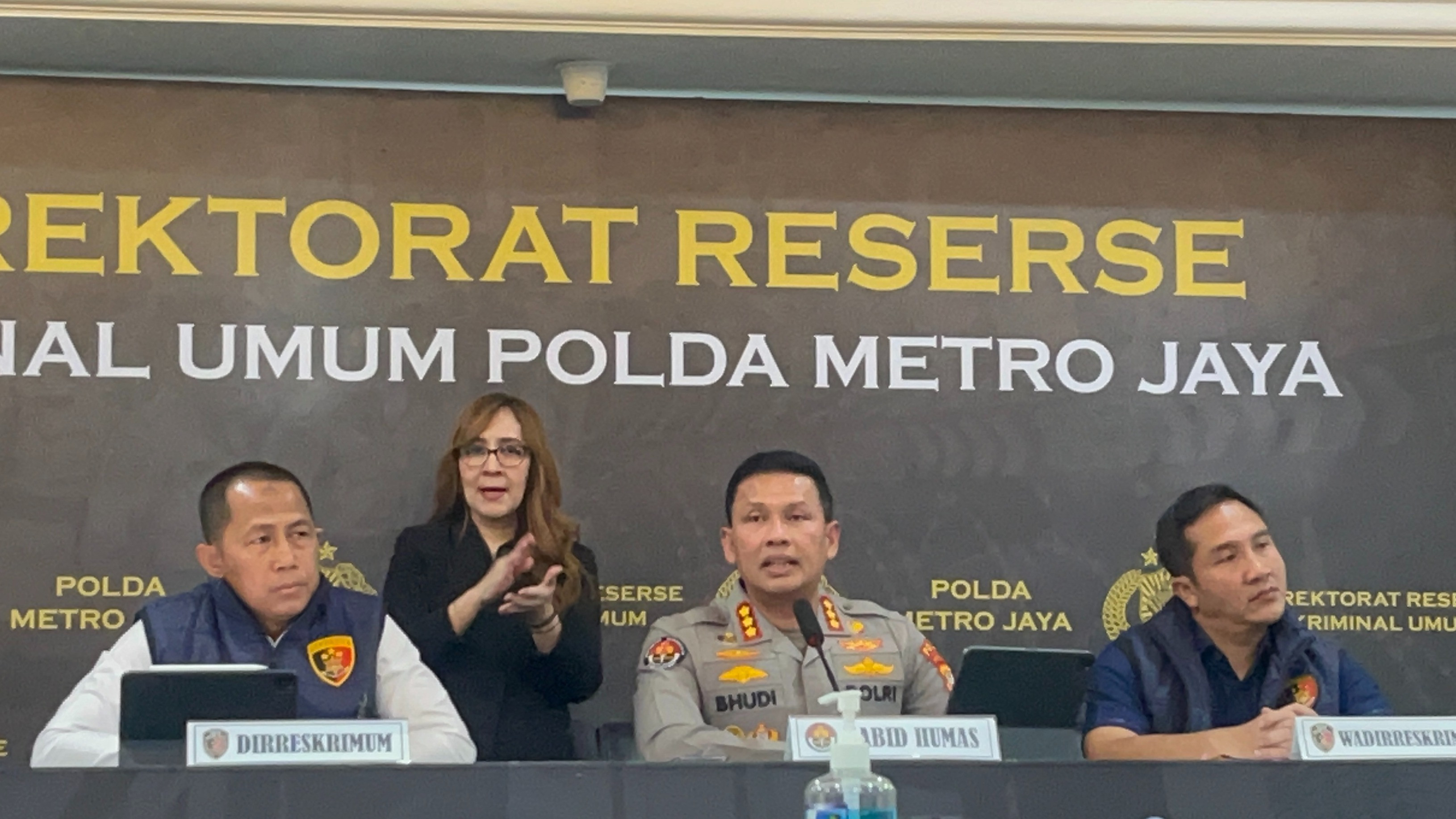 Kabid Humas Polda Metro Jaya Kombes Pol Budi Hermanto (tengah)