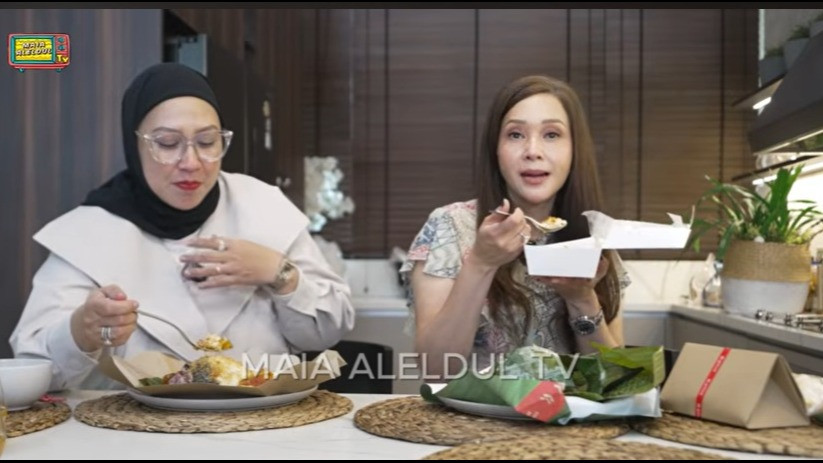 Maia Estianty saat mencicipi kuliner Surabaya.