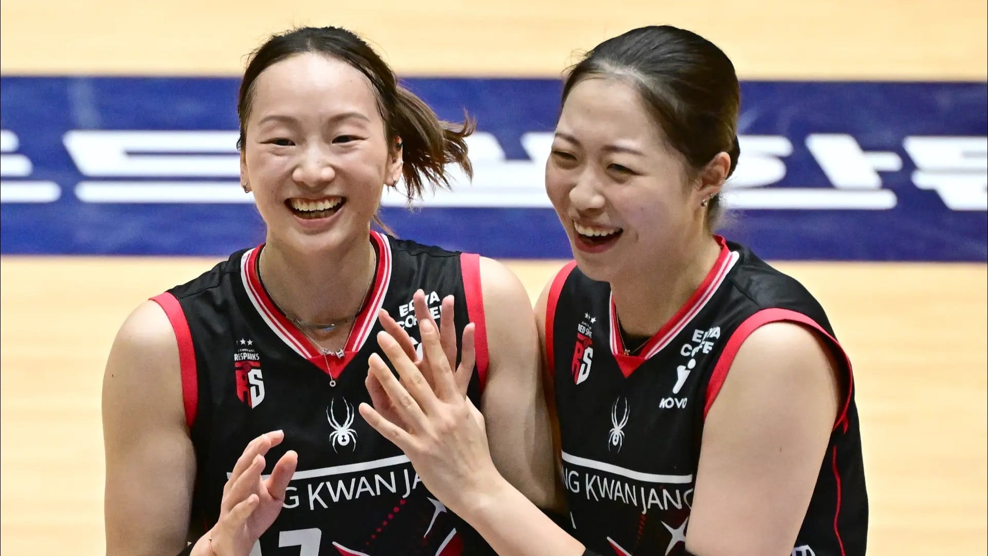 Pemain Red Sparks, Zhong Hui dan Park Eun-jin.