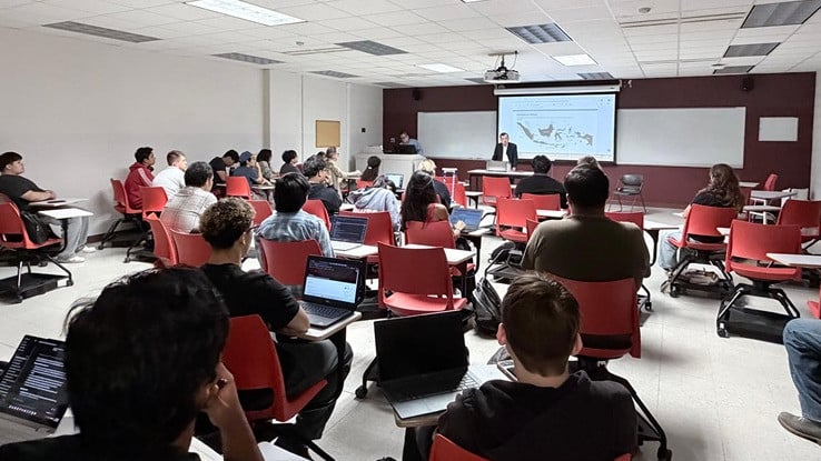 Wakil Presiden ke-10 dan ke-12 RI, Jusuf Kalla (JK), saat kuliah umum di Northern Illinois University (NIU), DeKalb, Illinois, AS, Selasa (13/10/2026).