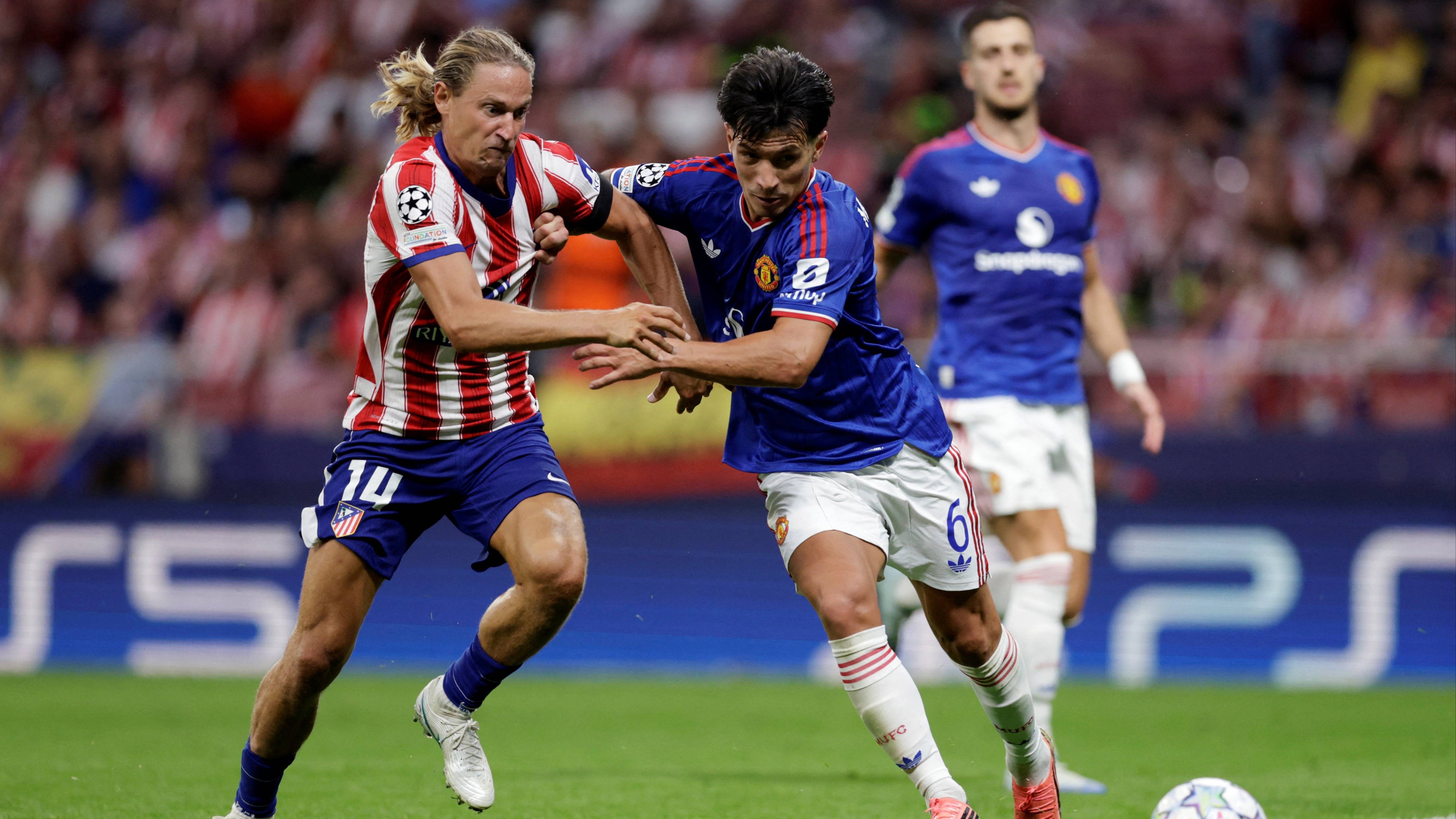 Pemain Manchester United, Lisandro Martinez menghadapi Pemain Atletico Madrid, Marcos Llorente, di UCL