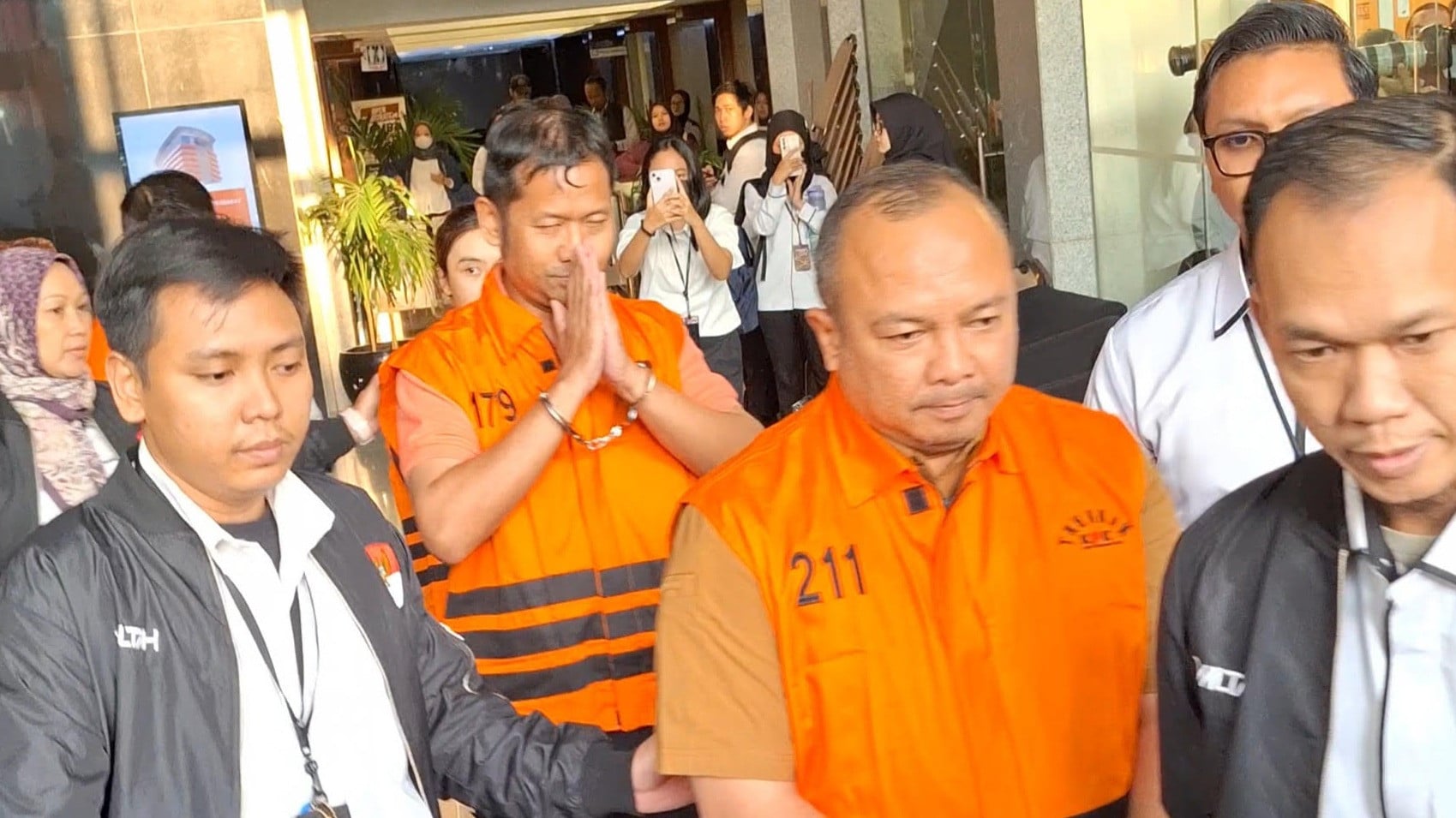 Sebanyak lima orang keluar dari gedung KPK mengenakan rompi tahanan KPK pasca OTT di BNPB, Rabu (14/10/2026).