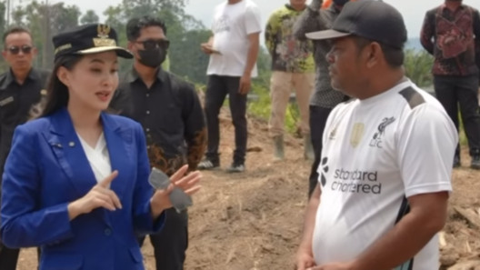 Viral Momen Lucu Sherly Tjoanda Ikut Soft Spoken saat Bicara dengan Warga, Netizen Jadi Salah Fokus