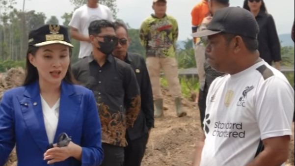 Viral Momen Lucu Sherly Tjoanda Ikut Soft Spoken saat Bicara dengan Warga, Netizen Jadi Salah Fokus