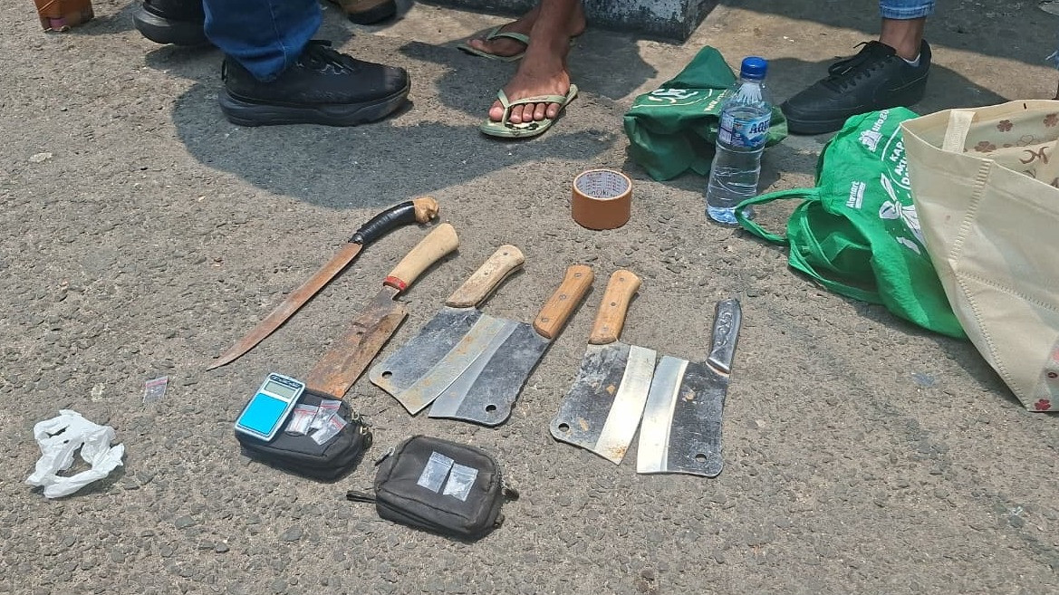 Barang sitaan dalam penggerebekan di Kampung Ambon, Jakarta Barat, Kamis (15/10/2026).