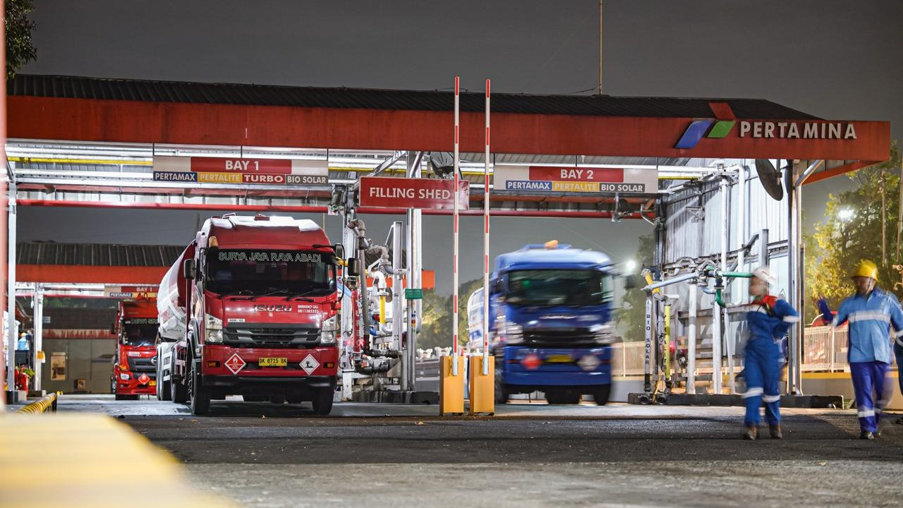Pertamina Patra Niaga mengerahkan 108 unit mobil tangki yang didukung oleh 465 awak mobil tangki