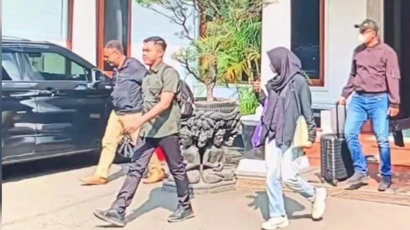 KPK saat menggeledah rumah dinas Bupati Klaten Hamenang Wajar Ismoyo
