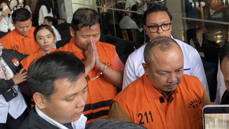 Tahanan KPK dalam kasus operasi tangkap tangan di linglungam BNPB keluar dari Gedung Merah Putih KPK, Kuningan, Jakarta Selatan, Rabu (14/10).