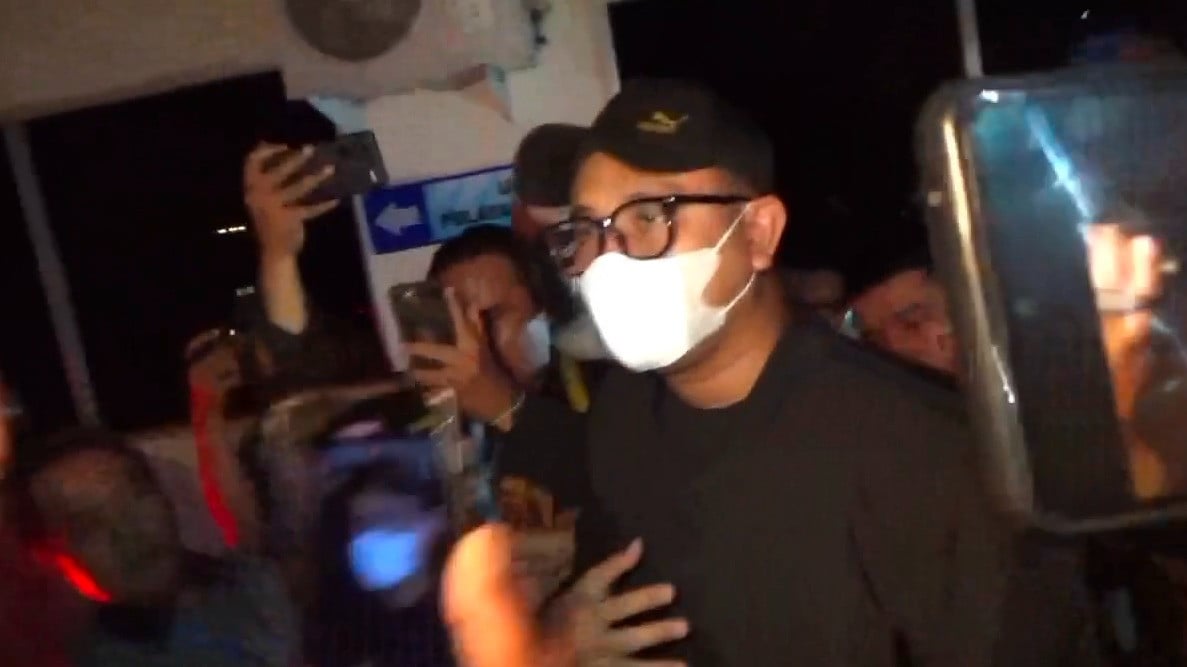 Bupati Klaten Hamenang Wajar Ismoyo dibawa penyidik KPK ke Jakarta.