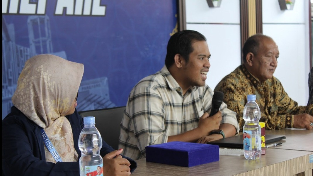 Akademisi UI Tegar Bimantoro (tengah)