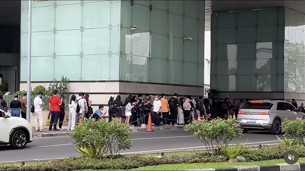 Antrean panjang manusia di Mall Grand Indonesia Jakarta demi membeli iPhone 18 Pro series pada Jumat (16/10/2026).