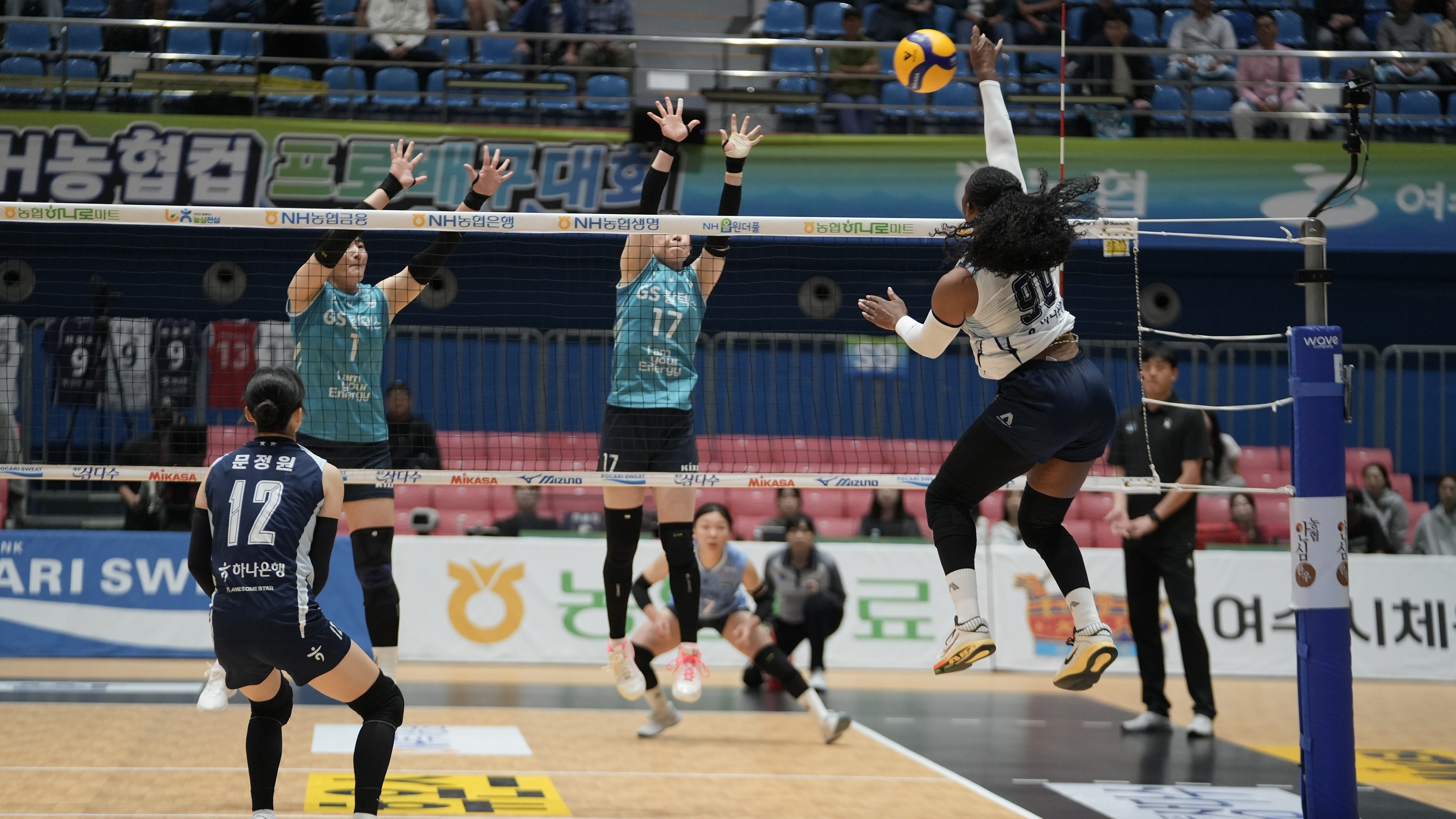 Laga GS Caltex vs Expressway Hi-Pass (putih) di KOVO Cup 2026.