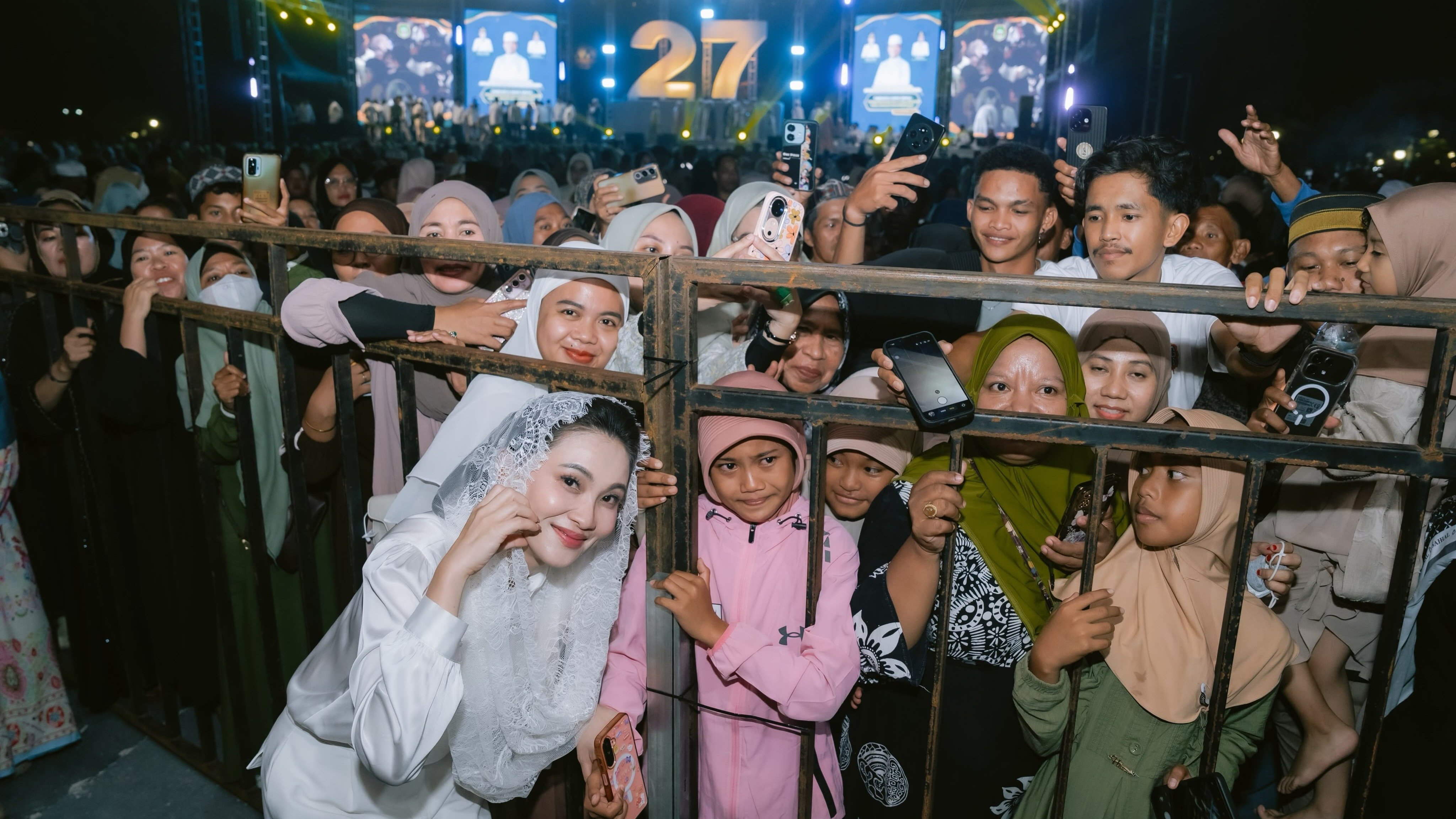 Sherly Tjoanda foto bareng gadis cilik asal Aceh