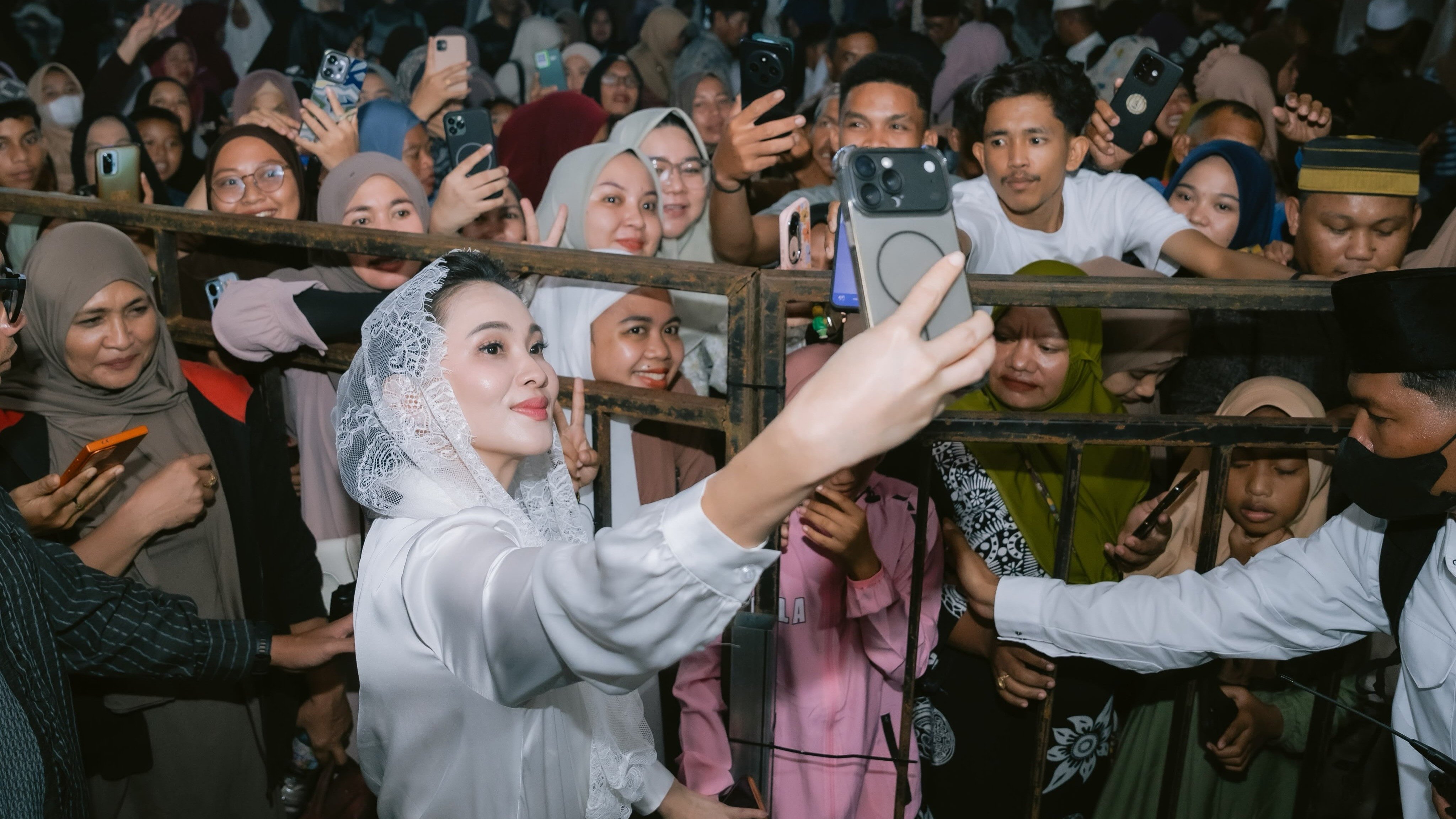 Sherly Tjoanda foto bareng gadis cilik asal Aceh