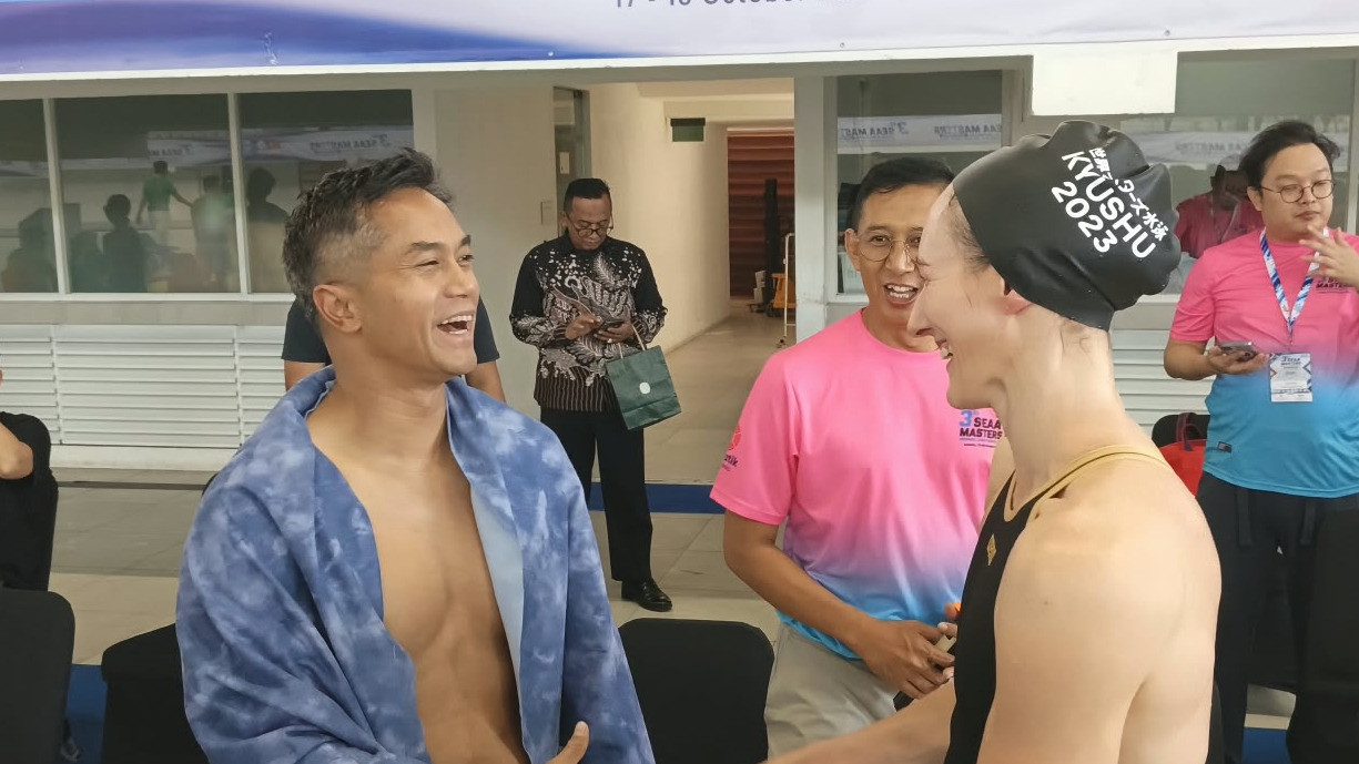 Ketua Umum PB Akuatik Indonesia, Anindya Bakrie memberikan apresiasi kepada Krkalo Shauna Kathlee yang pecahkan rekor di 3rd SEAA Masters Swimming Championship 2026