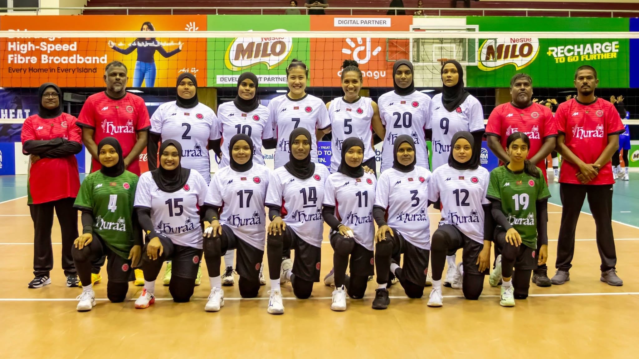 Pevoli Indonesia, Ratri Wulandari dan Mediol Yoku bersama skuad Huraa Community Club di Liga Voli Maladewa.
