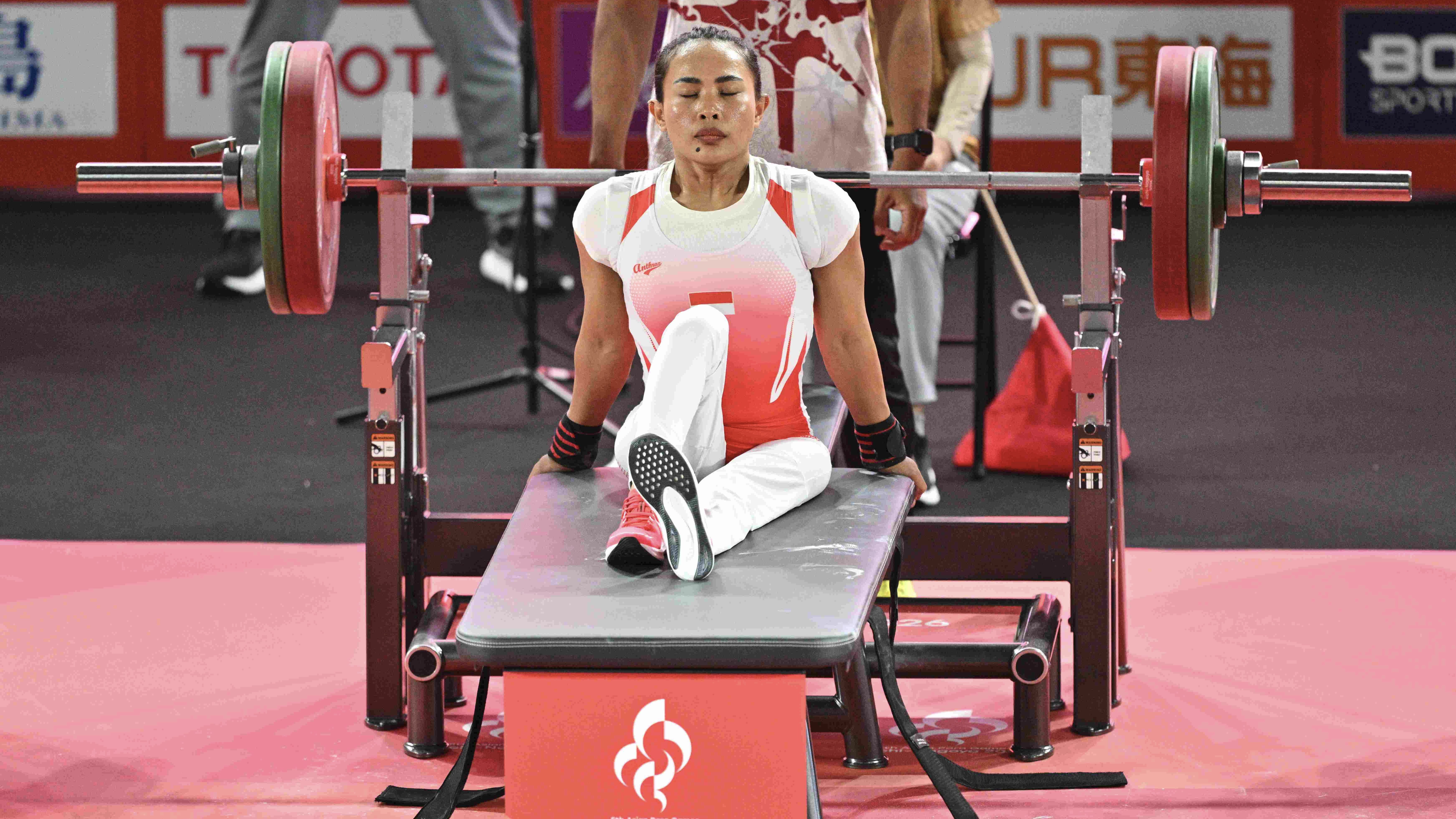 Lifter Indonesia, Ni Nengah Widiasih saat beraksi di Asian Para Games 2026.