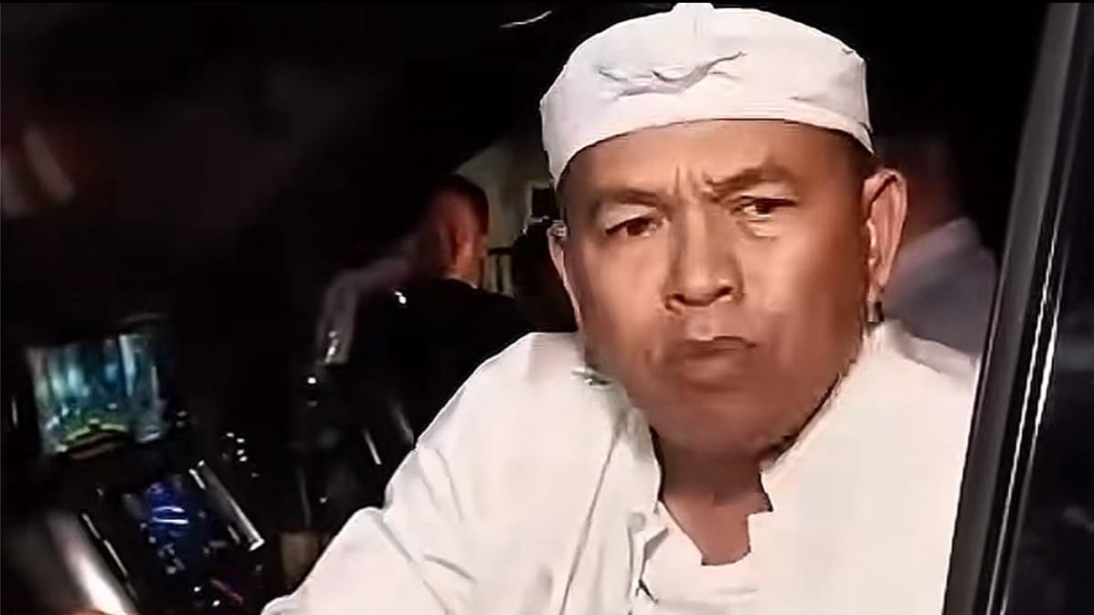 Gubernur Jawa Barat Dedi Mulyadi meluapkan kekesalannya setelah rombongan yang ditumpanginya diarahkan melewati jalan rusak di Desa Cintajaya, Kecamatan Lakbok. 
