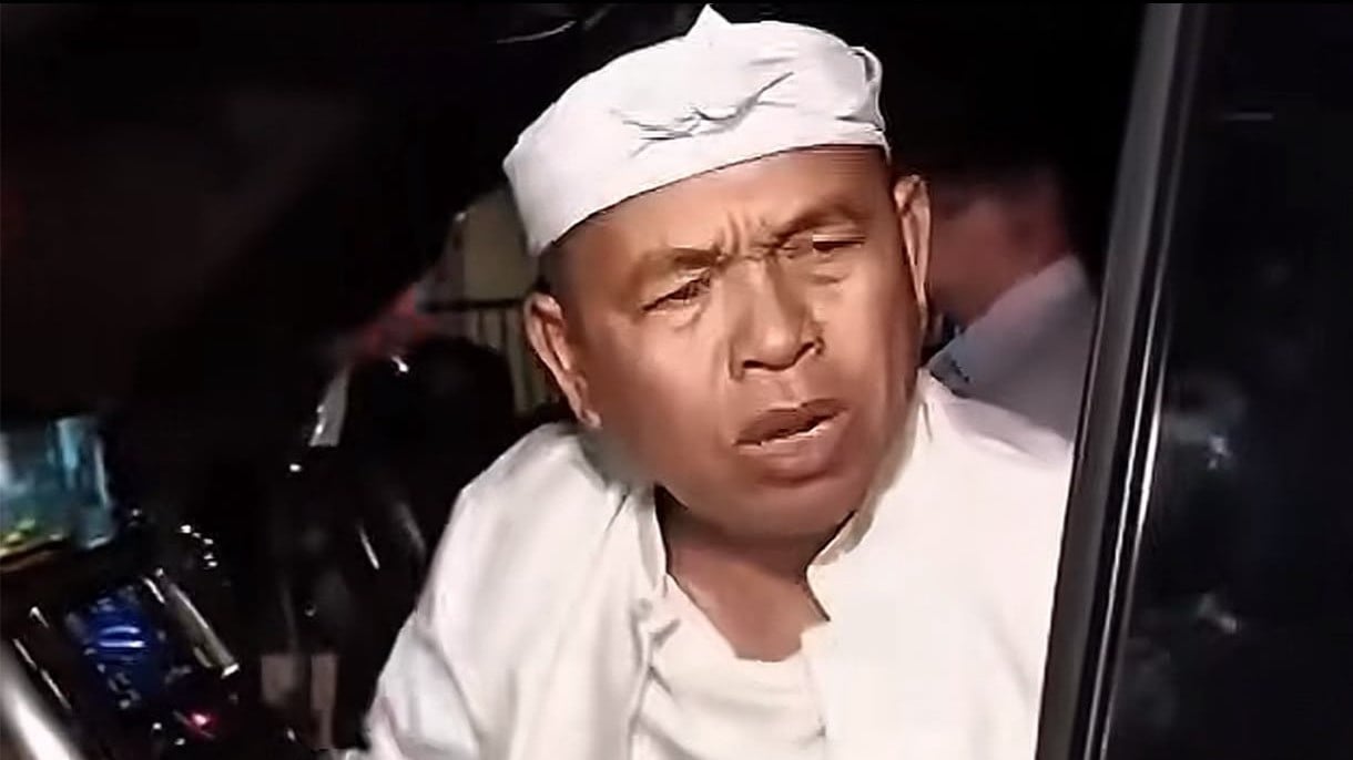 Gubernur Jawa Barat Dedi Mulyadi meluapkan kekesalannya setelah rombongan yang ditumpanginya diarahkan melewati jalan rusak di Desa Cintajaya, Kecamatan Lakbok. 