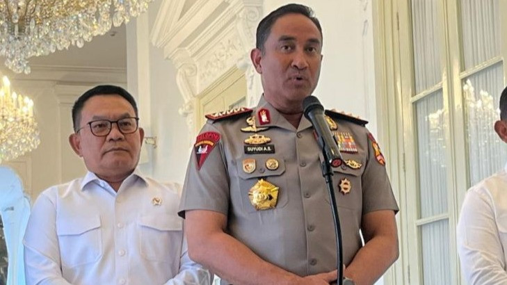 Kapolri Jenderal Suyudi Ario Seto memberikan keterangan media di Istana Merdeka, Jakarta, Senin (19/10).