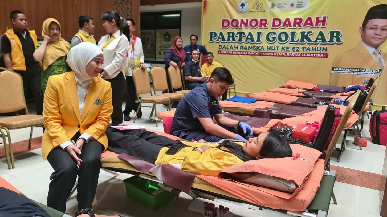Aksi donor darah di Gedung DPP Partai Golkar pada Selasa (20/10/2026).