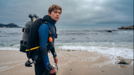 Austin Abrams sebagai Jay Gardiner dalam 20th Century Studios  “Whalefall”