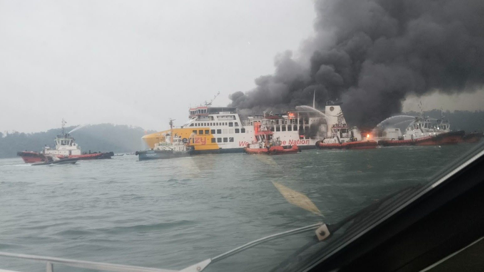KMP Batu Mandi terbakar di perairan Selat Sunda, pada Selasa (20/10/2026).