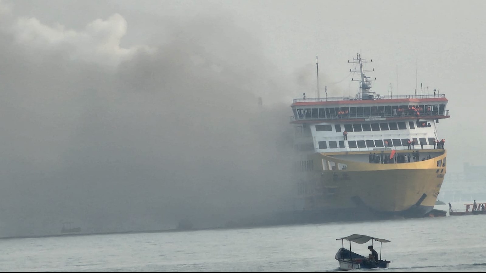 KMP Batu Mandi terbakar di perairan Selat Sunda, pada Selasa (20/10/2026).