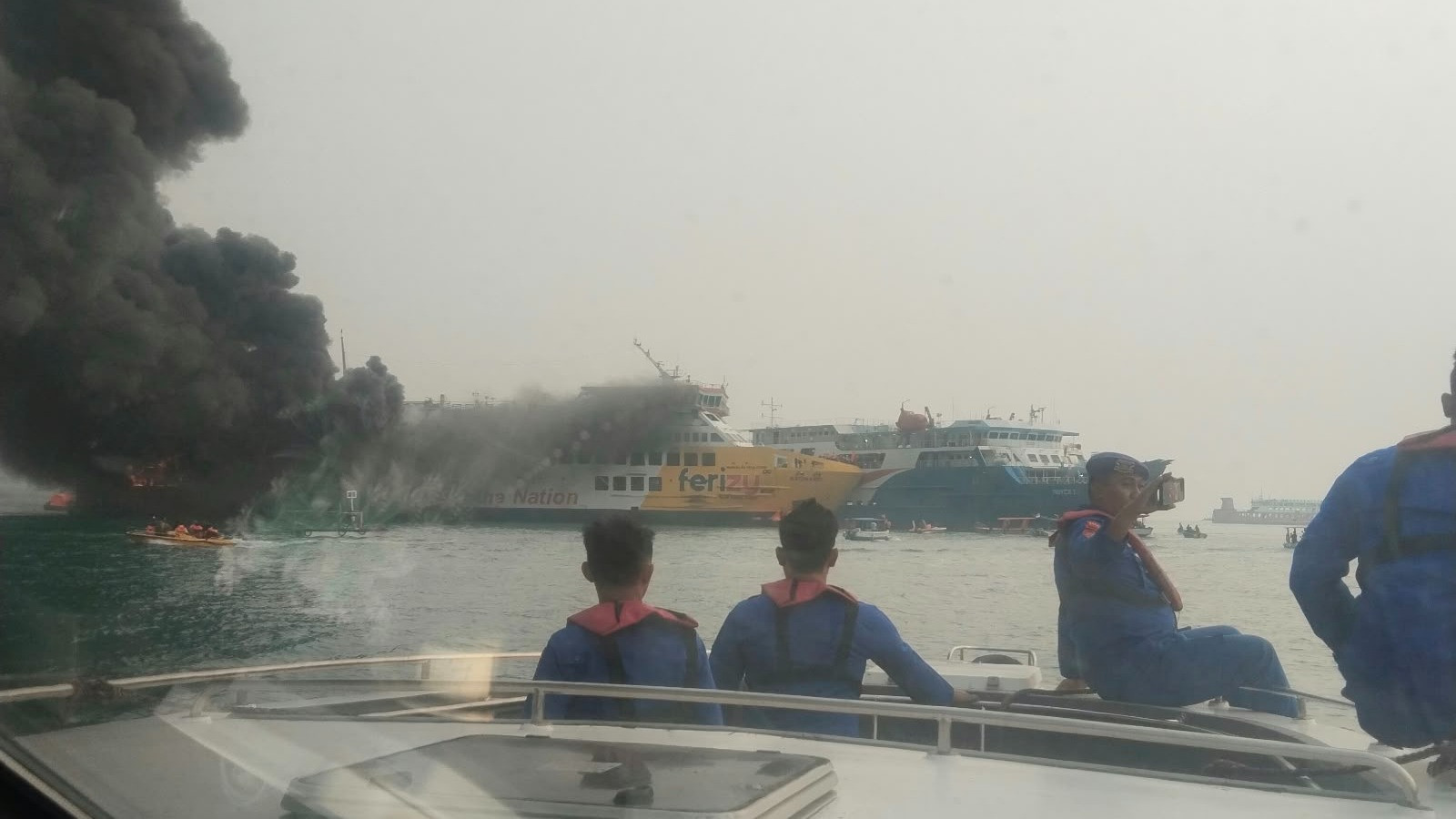 KMP Batu Mandi terbakar di perairan Selat Sunda, pada Selasa (20/10/2026).