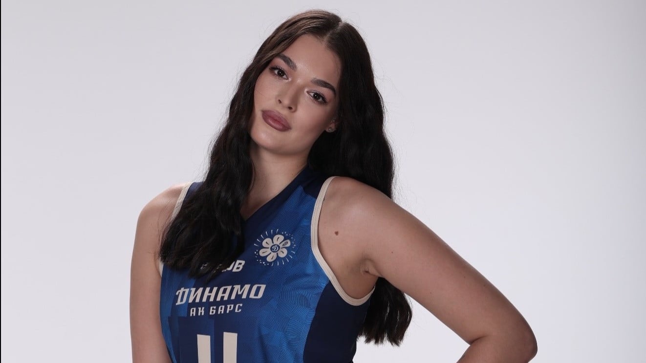 Atlet voli cantik Rusia, Polina Matveeva saat mengenakan jersey klubnya untuk musim 2026/2027.