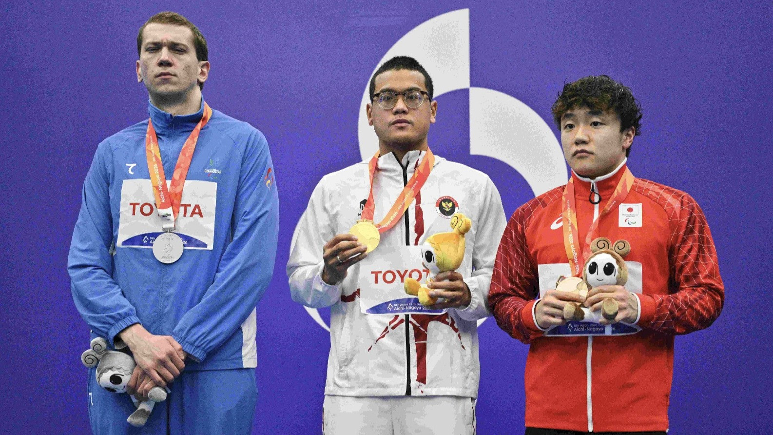 Atlet para renang Indonesia, Yavianda Maulana Rifky (tengah) raih medali emas di Asian Para Games 2026