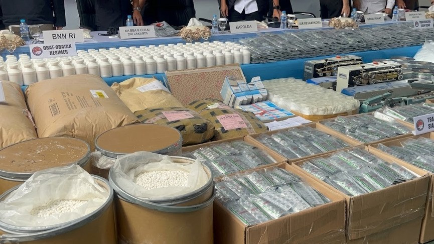 Barang bukti obat keras ilegal jenis tramadol dan trihexyphenidyl hasil pengungkapan dua pabrik di Sukoharjo, Jawa Tengah, ditampilkan di Polda Metro Jaya, Rabu (21/10/2026).