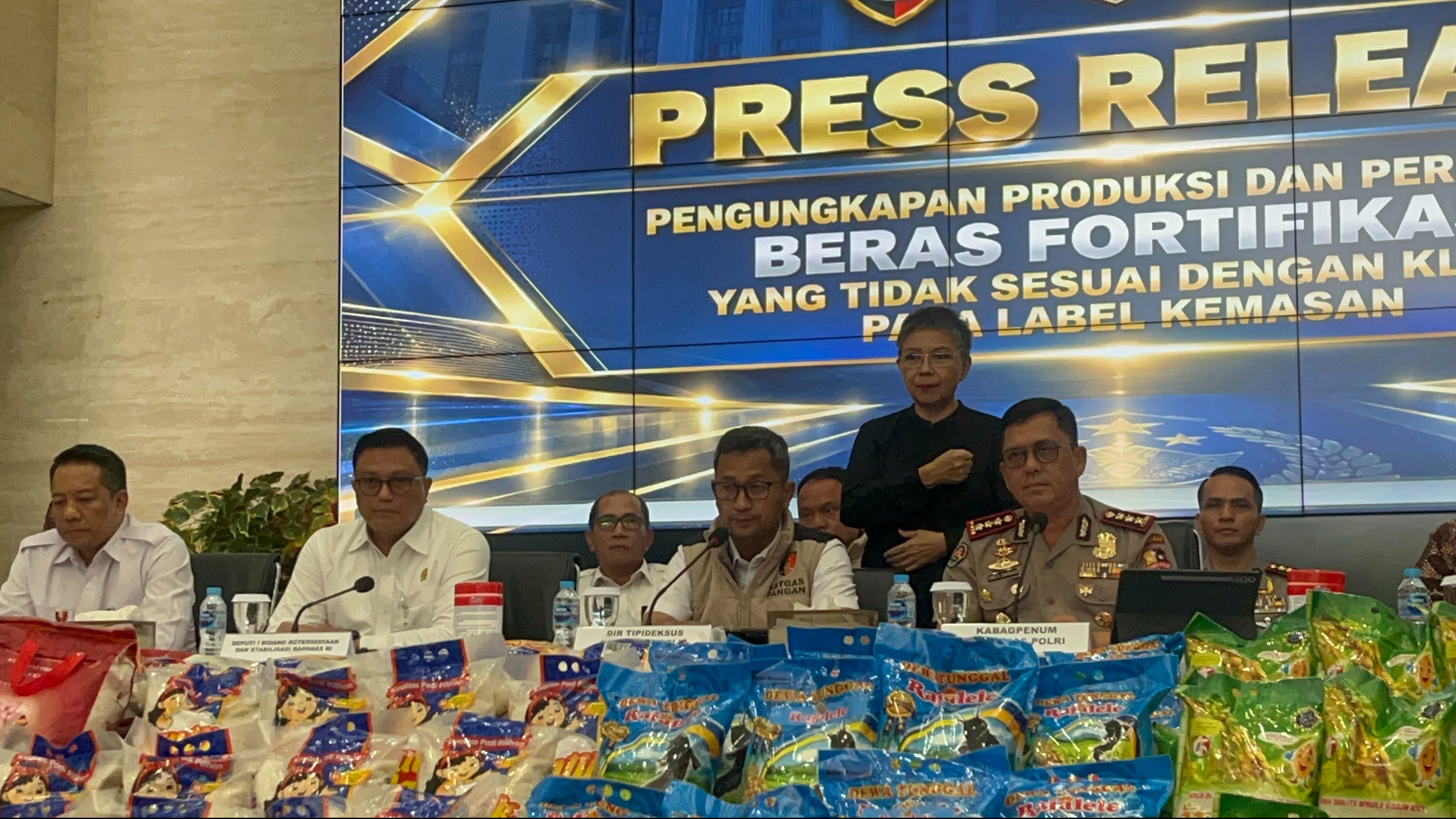 Bareskrim Polri ungkap perdagangan beras fortifikasi yang tidak sesuai dengan klaim pada label kemasan.