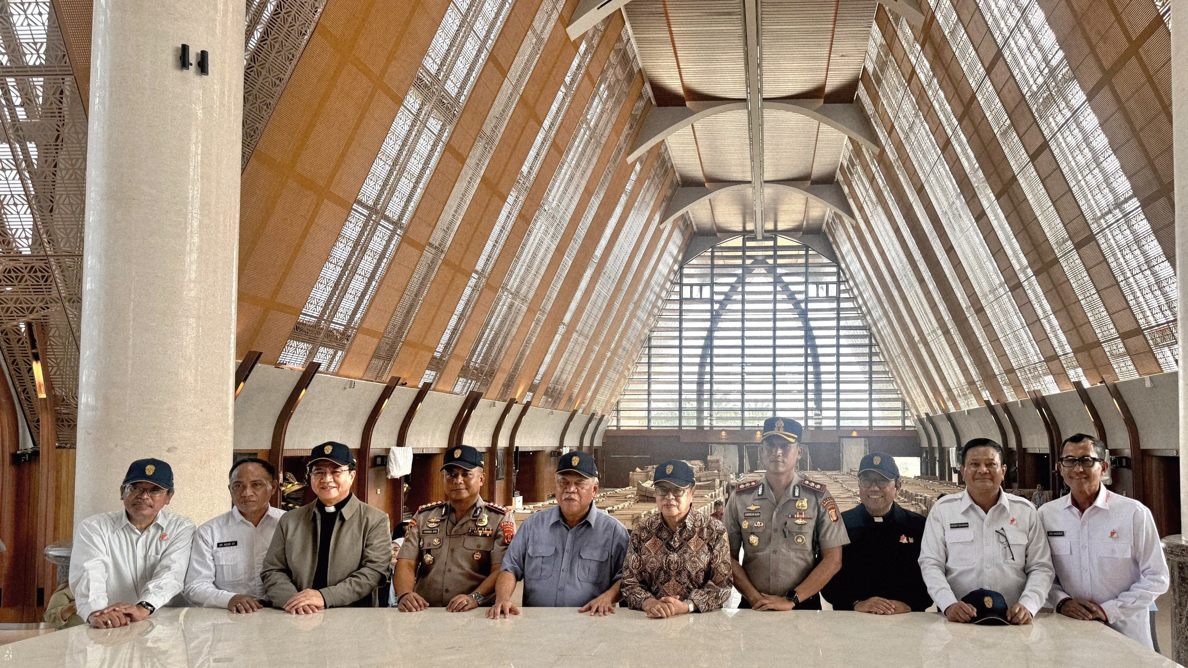 Uskup Agung Jakarta sekaligus Ordinaris Militer Indonesia (OCI) Ignatius Kardinal Suharyo (batik coklat) mengunjungi pembangunan Gereja Santo Fransiskus Xaverius di IKN.