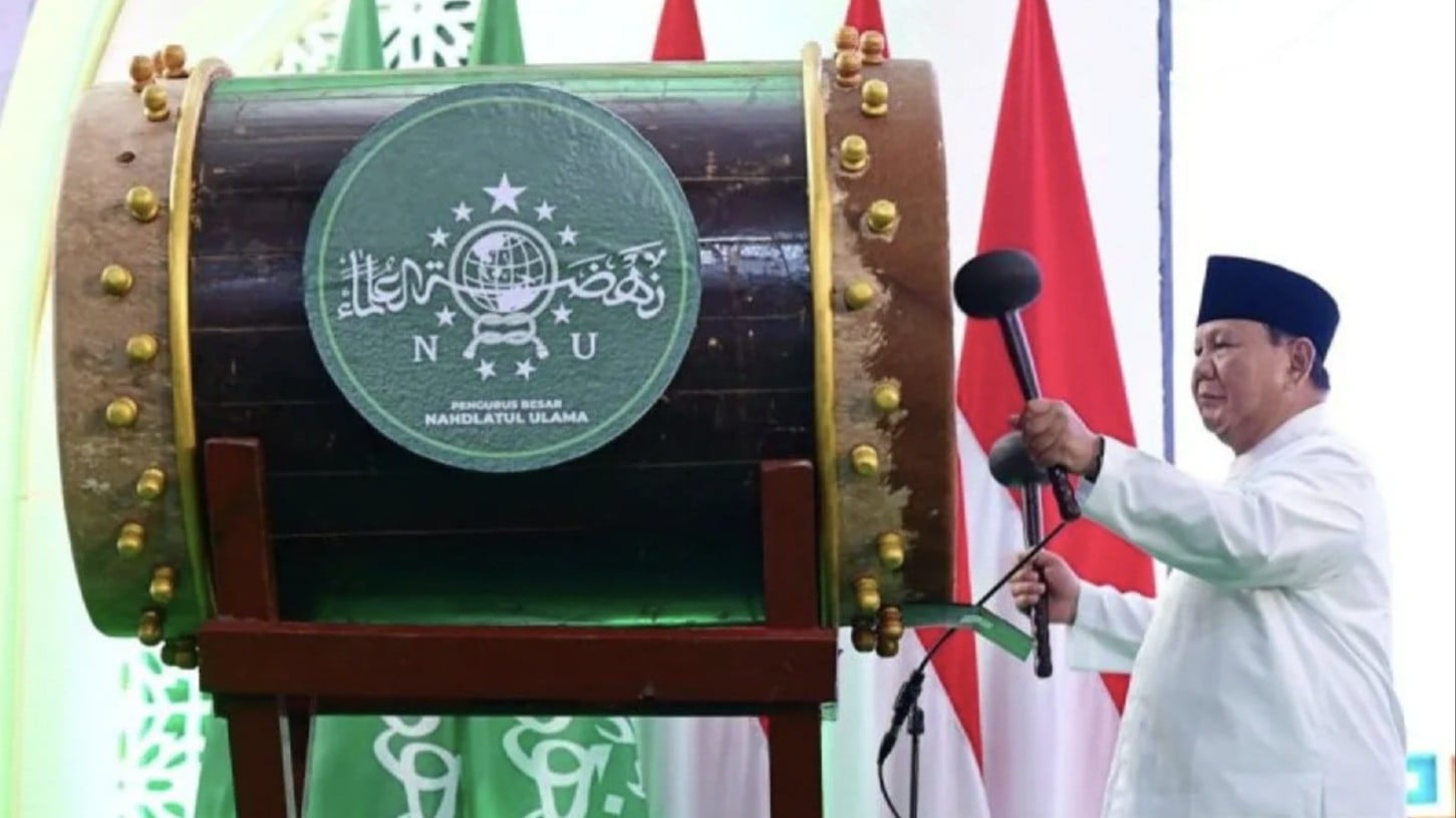 Presiden Prabowo Subianto memukul bedug menandai pembukaan Muktamar ke-35 Nahdlatul Ulama (NU) di Pondok Pesantren Bahrul Ulum Tambakberas, Kabupaten Jombang, Jawa Timur, Kamis (27/8/2026).