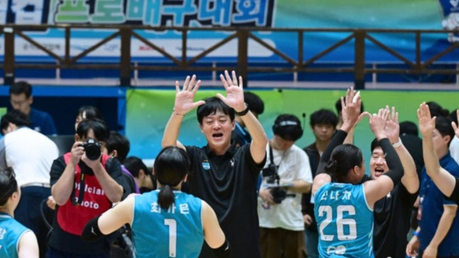 Lee Young-taek, pelatih GS Caltex di Liga Voli Korea.