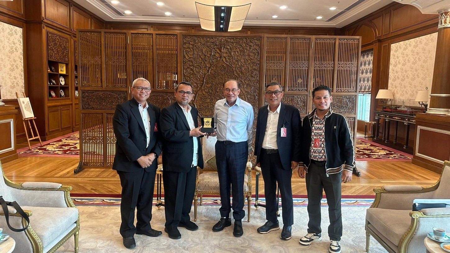 PM Malaysia Dato’ Seri Anwar Ibrahim menerima kunjungan Rektor Universitas Ibn Khaldun (UIKA) Bogor Prof. Mujahidin pada Rabu, (21/10/2026).