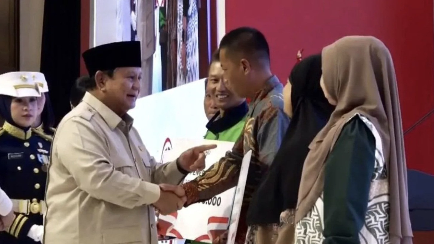 Presiden Prabowo Subianto menyerahkan kredit/pembiayaan produktif sebesar Rp53,15 triliun kepada 2.106.401 di Jakarta, Kamis (22/10/2026).