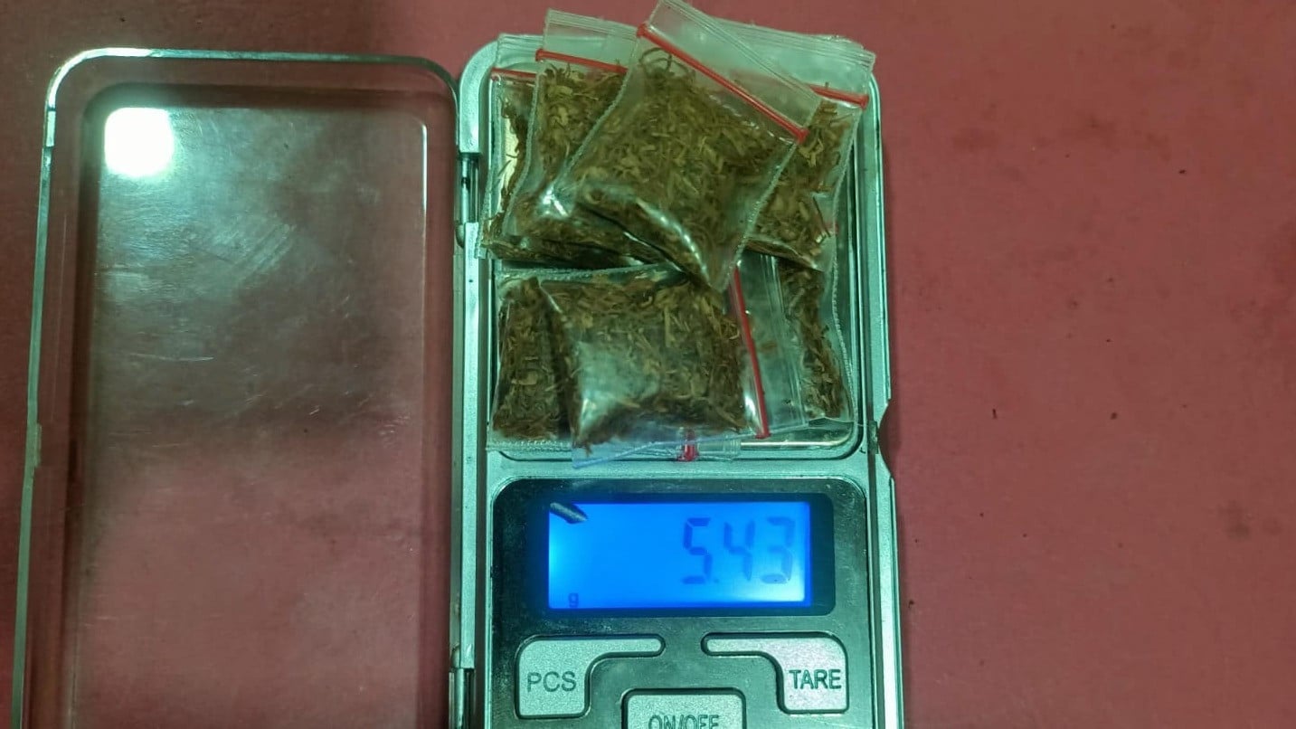 Barang bukti tembakau sintetis dengan berat 5,43 gram yang disita polisi dalam pengungkapan dugaan transaksi narkotika di Jakarta Barat.