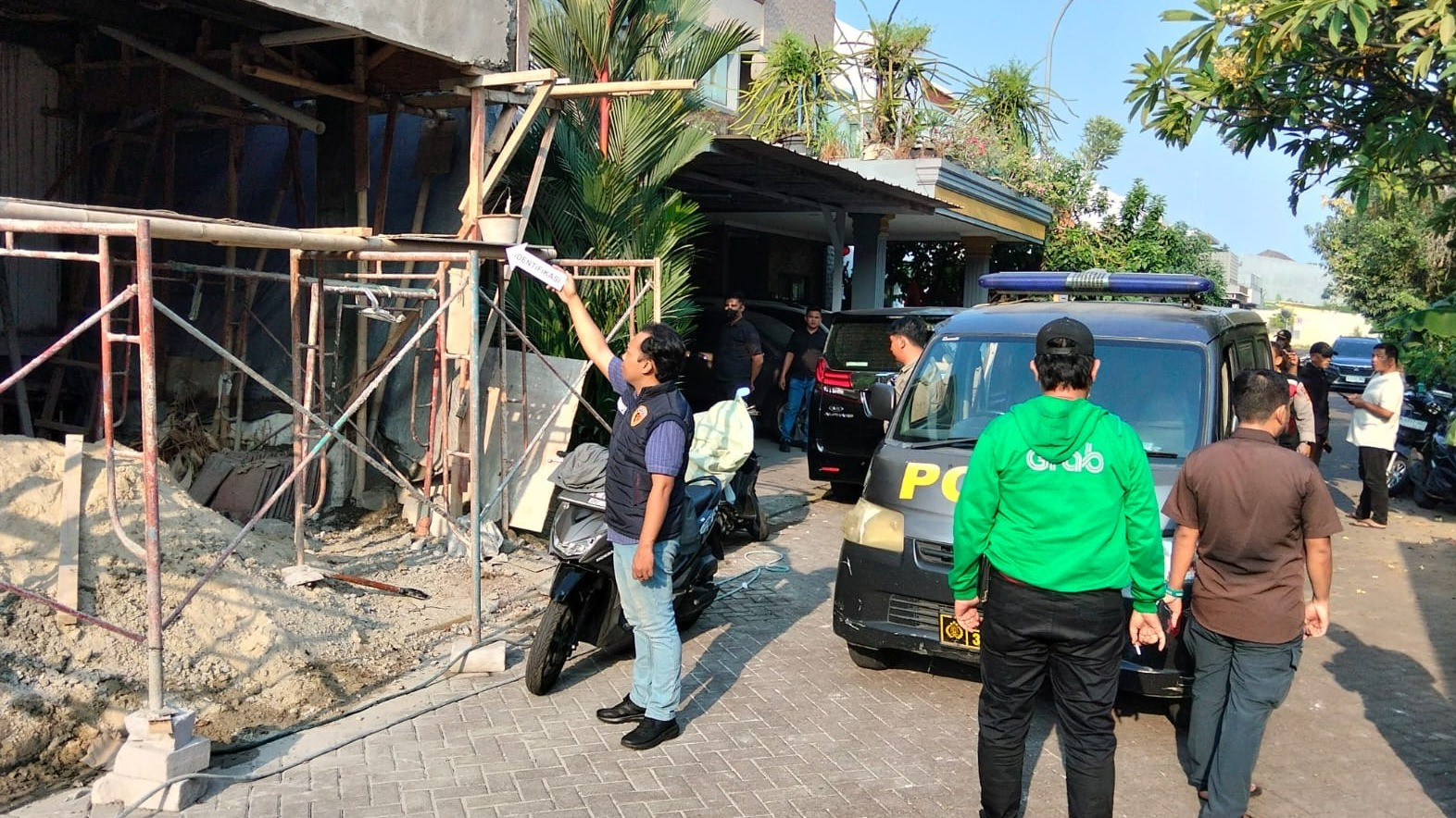 Eks anggota TNI berinisial MF (49) mengalami luka-luka usai dibacok tetangganya, JB (57) akibat masalah renovasi rumah di Perumahan JGC, Cluster Zebrina III, Cakung, Jakarta Timur, Kamis (22/10).