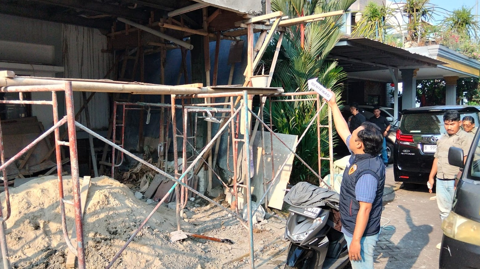 Sebuah insiden berdarah terjadi di Perumahan JGC, Cluster Zebrina III, Cakung, Jakarta Timur, pada Kamis (22/10).