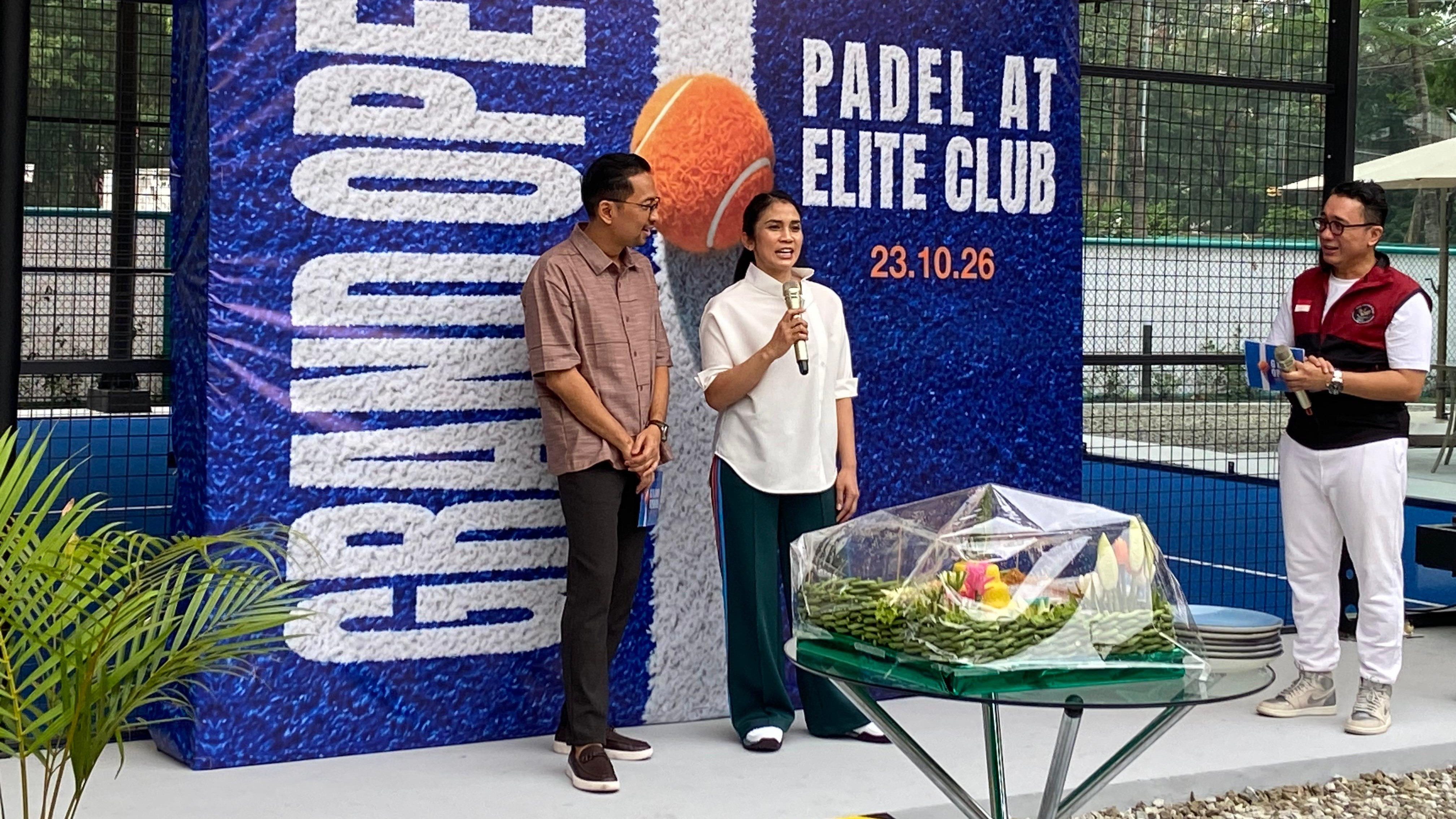 Resza Adikreshna (kiri) dan Aninditha Anestya Bakrie (kanan) saat grand opening Padel at Elite Club.