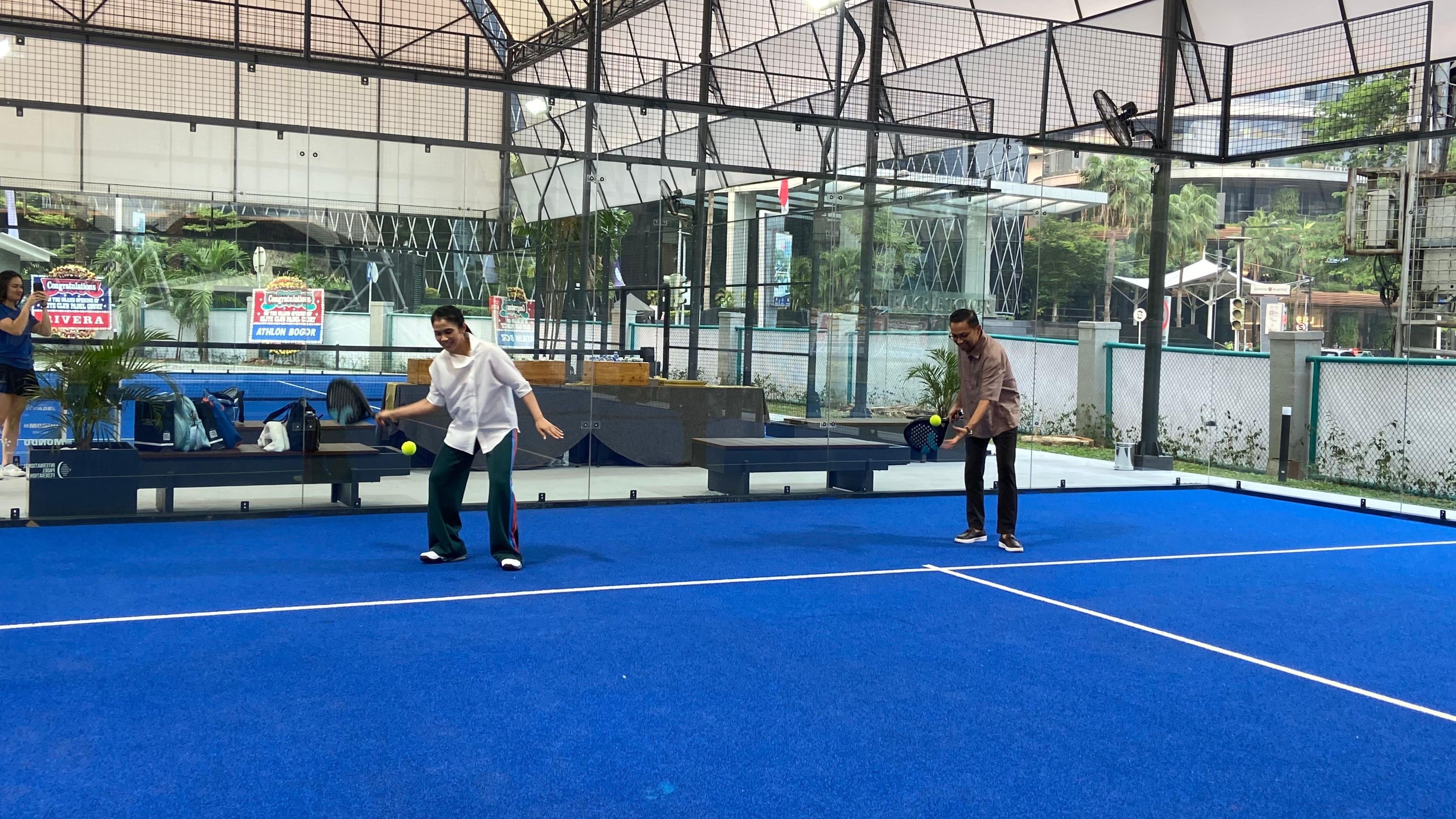 Served pertama dilakukan oleh Aninditha Anestya Bakrie dan Resza Adikreshna di lapangan Padel Elite Club.