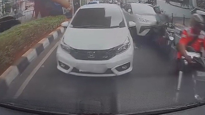 Viral Kecelakaan di Melawai, Sopir Takol Seret Ojol hingga Terkapar