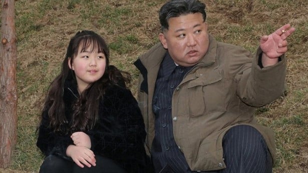 Pemimpin Korea Utara, Kim Jong-un bersama putrinya, Kim Ju Ae